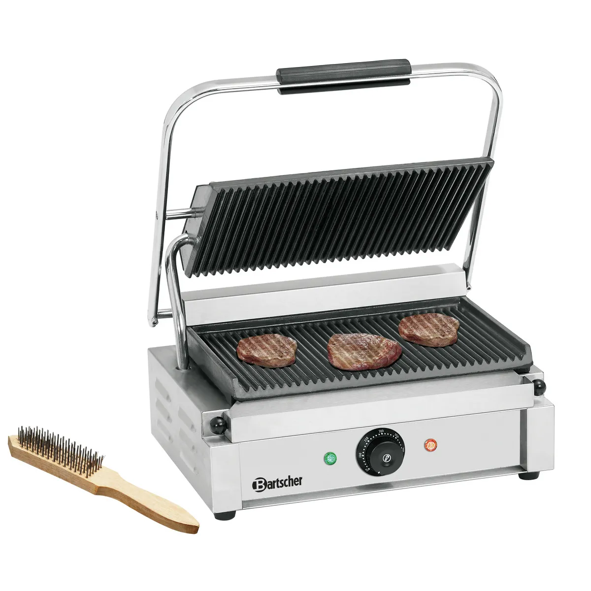Bartscher A150674 Kontaktgrill geöffnet mit drei Steaks und daneben die Reinigungsbuerste