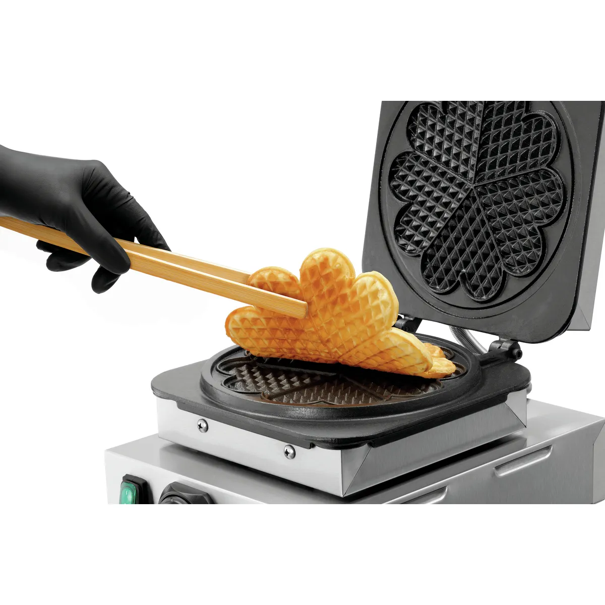 Bartscher 370197 Waffeleisen fertige Waffel wird aus dem Gerät genommen