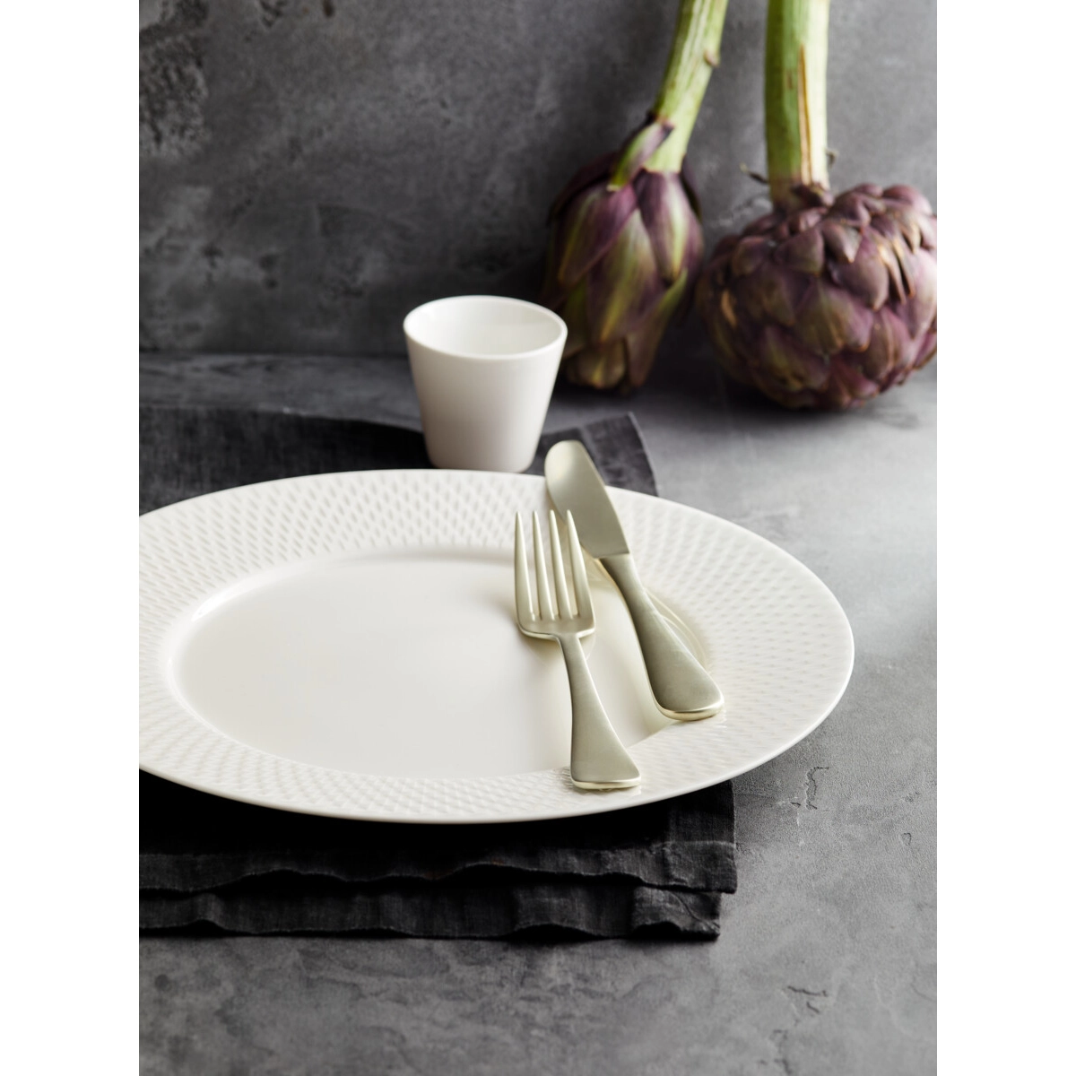 Praesentation von Geschirrteilen auf Tisch