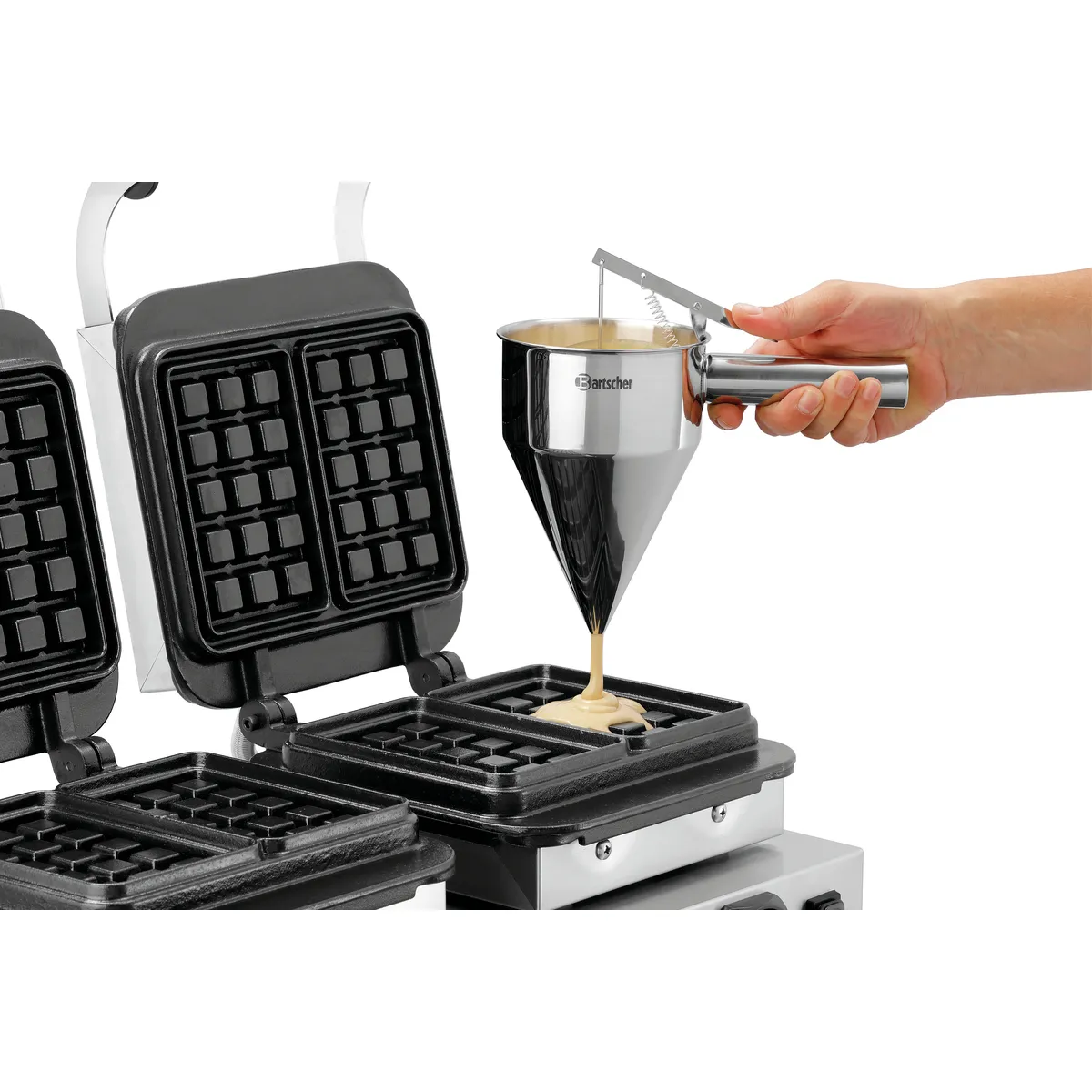Bartscher 370196 Waffeleisen Waffelteig wird in das Gerät gefüllt