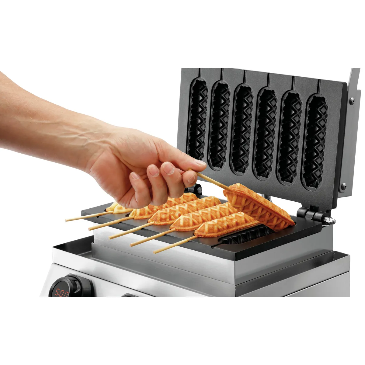 Bartscher 370275 Lolly Waffeleisen fertige Lollywaffel wird aus dem Gerät genommen